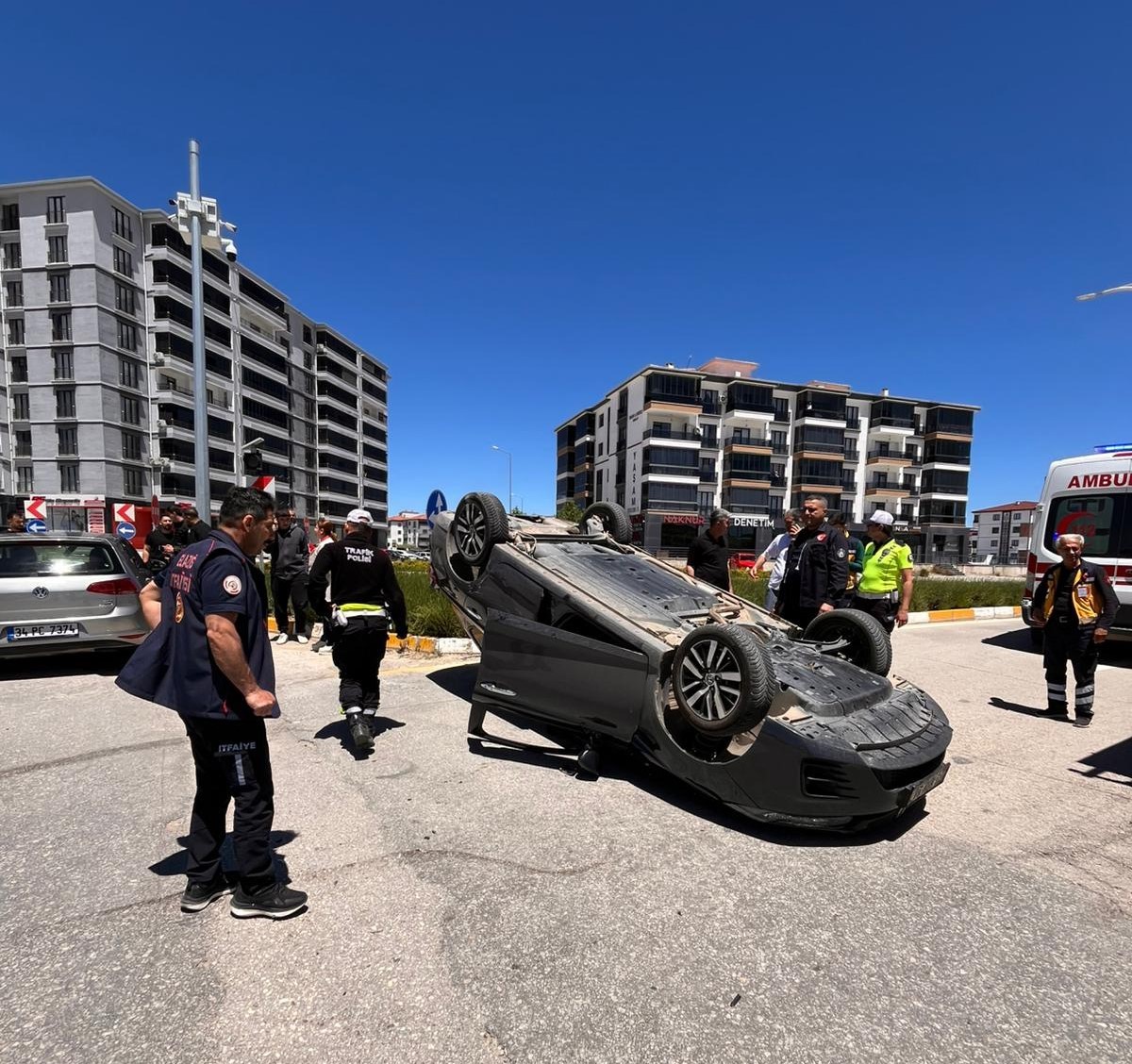 elazigda kaza yapan otomobil ters dondu 2 yarali 0