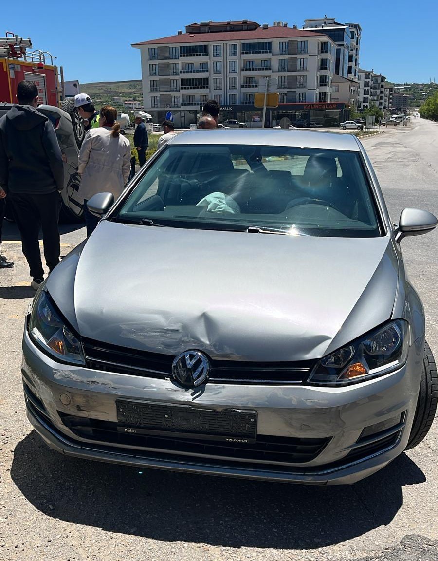 elazigda kaza yapan otomobil ters dondu 2 yarali 1