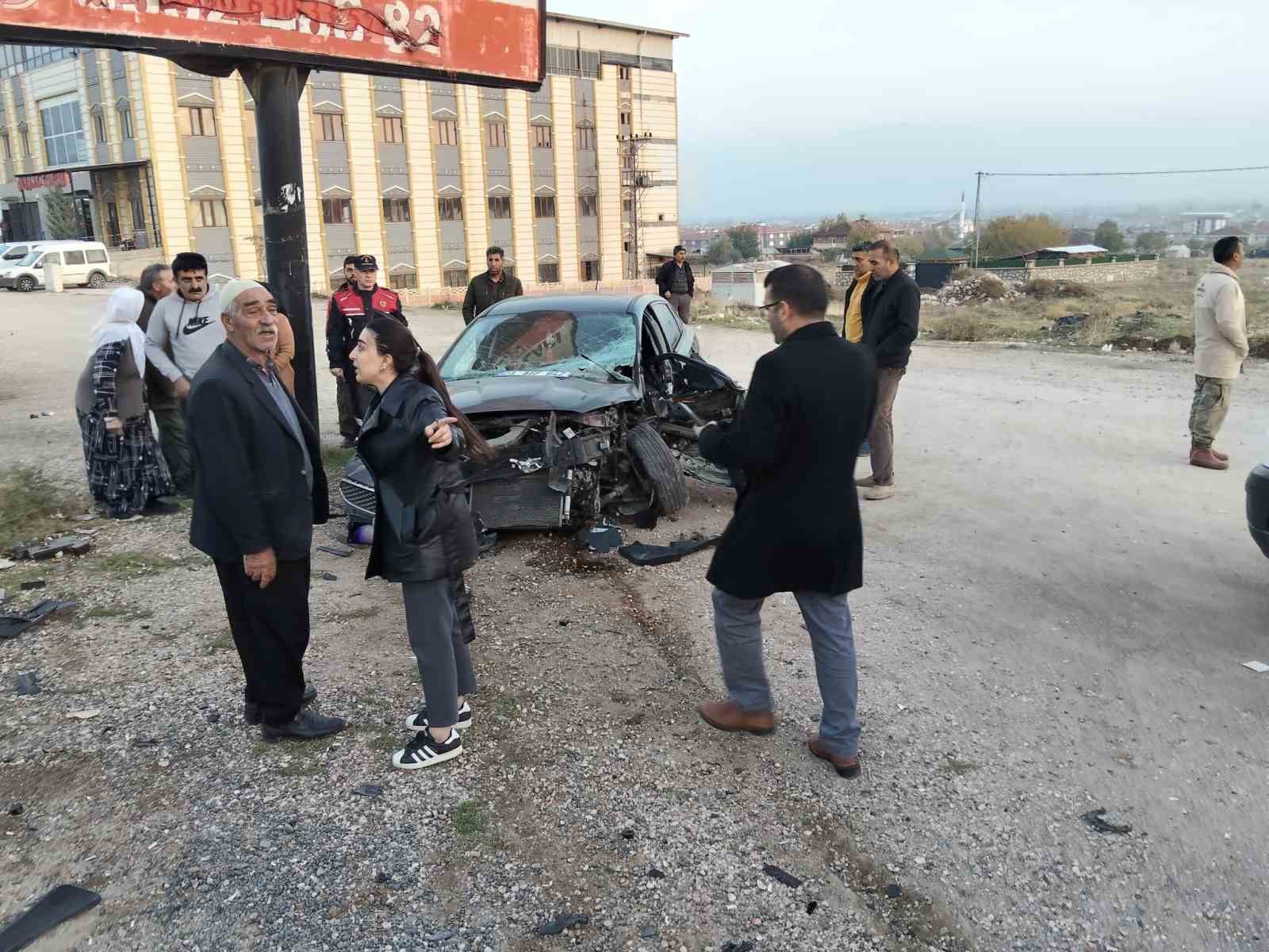 elazigda kazada savrulan arac yayaya carpti 1 olu 2 yarali 1 jZ8ztTpt