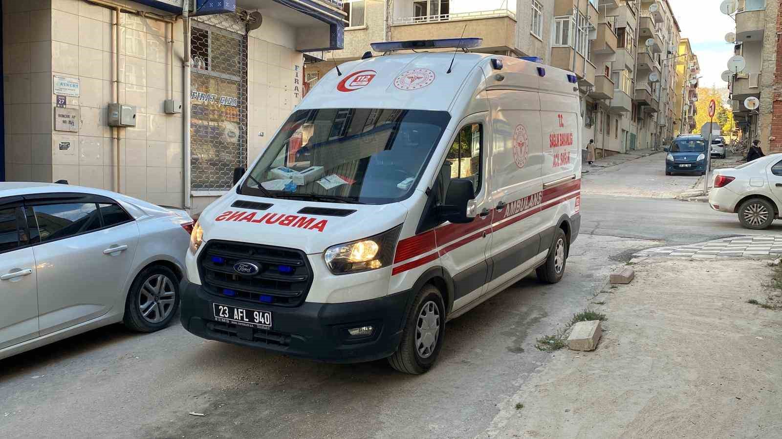 elazigda kendi bogazini kesen kadin agir yaralandi 1