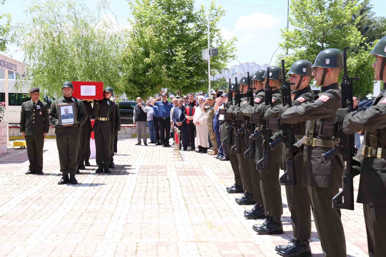 Elazığ’da Kıbrıs Gazisi Acar son yolculuğuna uğurlandı 4 elazigda kibris gazisi acar son yolculuguna ugurlandi 0