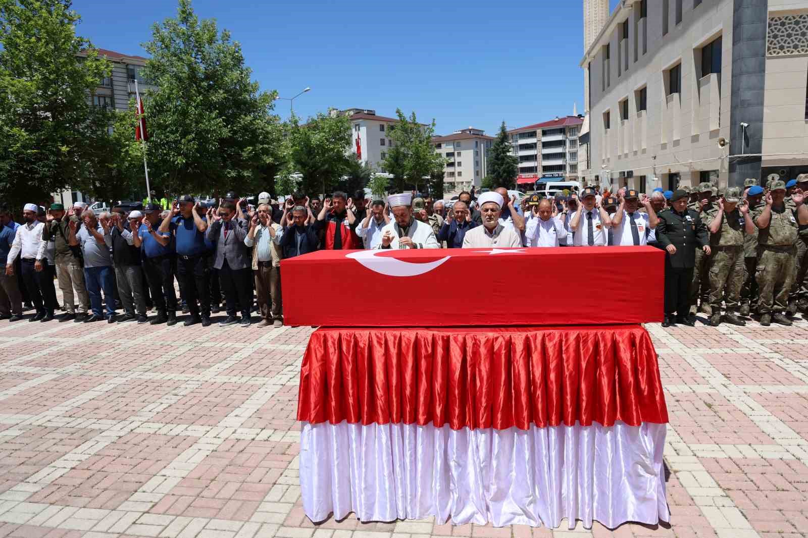 Elazığ’da Kıbrıs Gazisi Acar son yolculuğuna uğurlandı 5 elazigda kibris gazisi acar son yolculuguna ugurlandi 1 ckEUmu9N