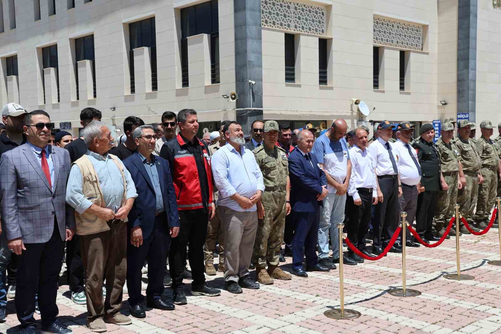 Elazığ’da Kıbrıs Gazisi Acar son yolculuğuna uğurlandı 8 elazigda kibris gazisi acar son yolculuguna ugurlandi 4 qNTU74RI