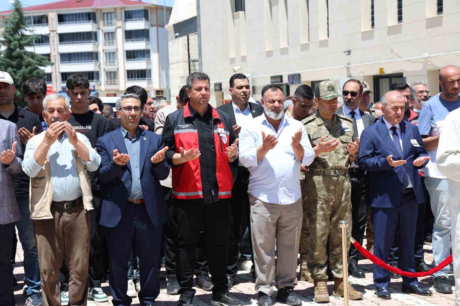 Elazığ’da Kıbrıs Gazisi Acar son yolculuğuna uğurlandı 9 elazigda kibris gazisi acar son yolculuguna ugurlandi 5 fYFw9CZz