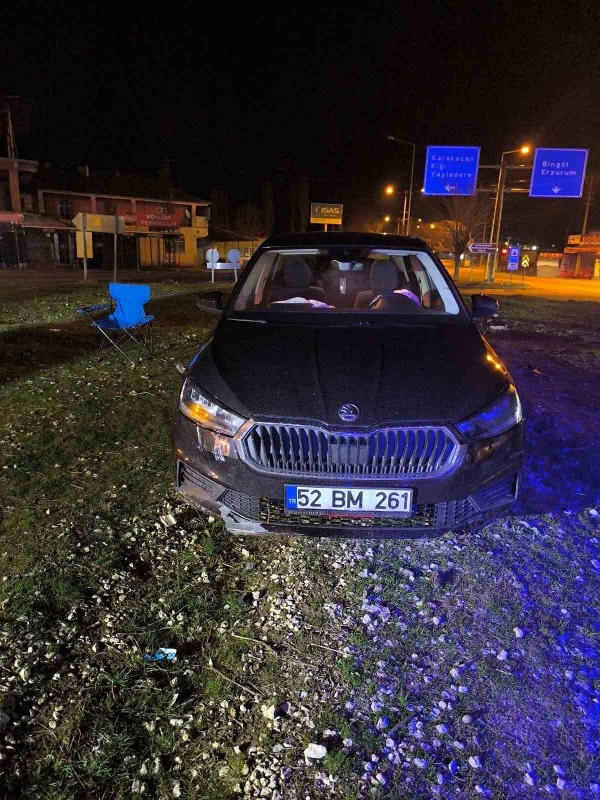 Elazığ’da kontrolü kaybedilen otomobil kavşaktaki refüje çıktı: 1 yaralı 5 elazigda kontrolu kaybedilen otomobil kavsaktaki refuje cikti 1 yarali 1 PjbUpBQc