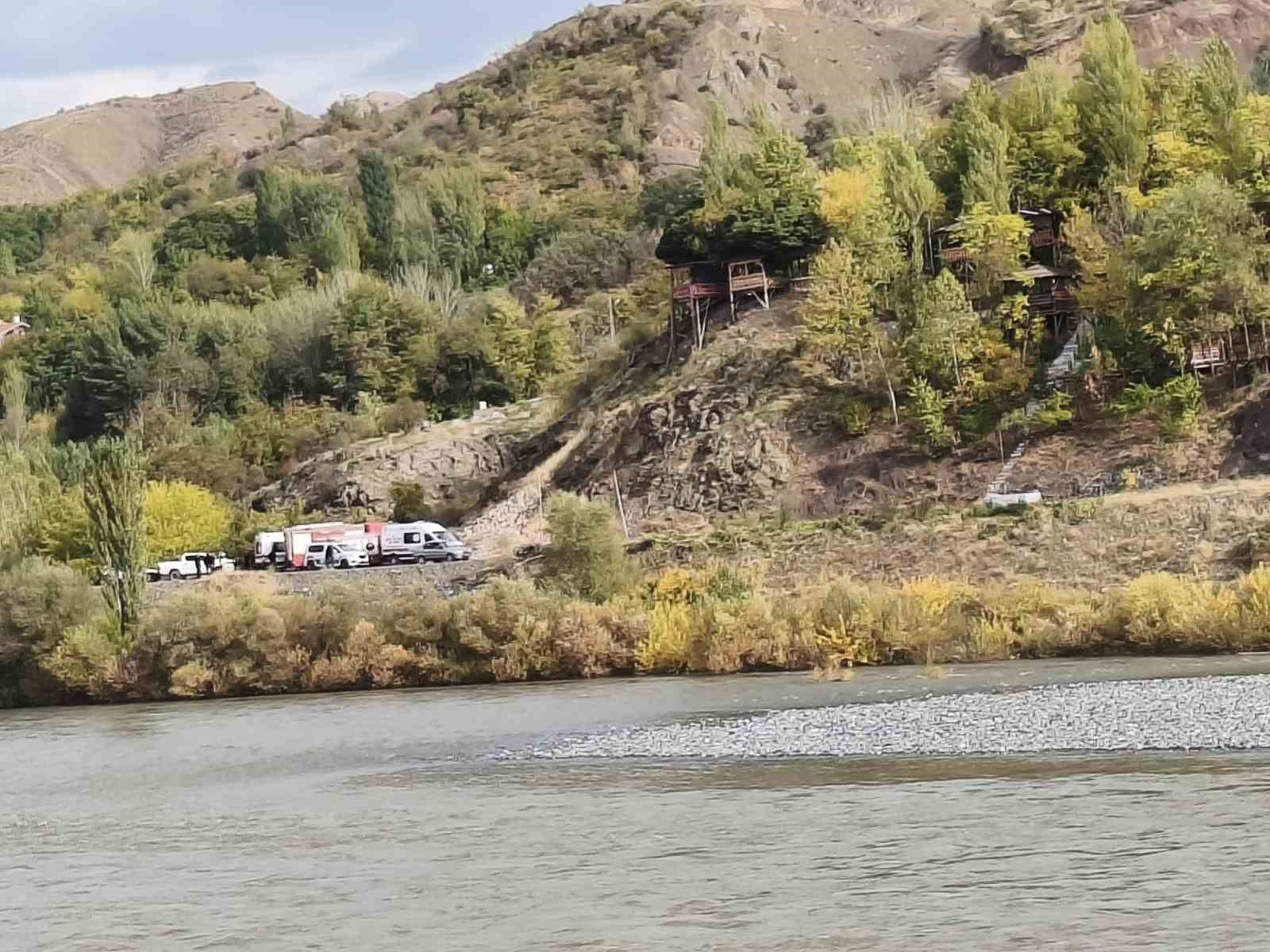 elazigda korku dolu anlar 4 kisilik aile nehir ortasinda birbirine sarilarak hayatta kaldi 0 CUdyvQOk