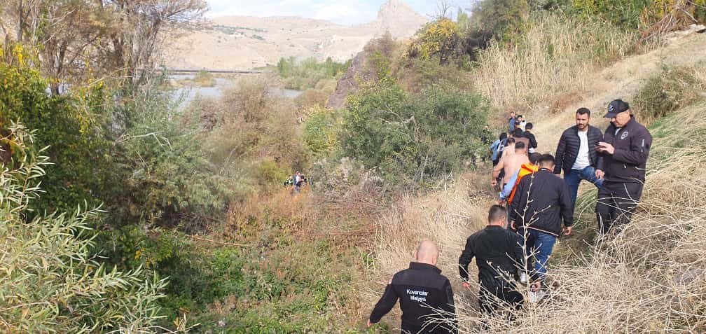 elazigda korku dolu anlar 4 kisilik aile nehir ortasinda birbirine sarilarak hayatta kaldi 1 1w7hKQed