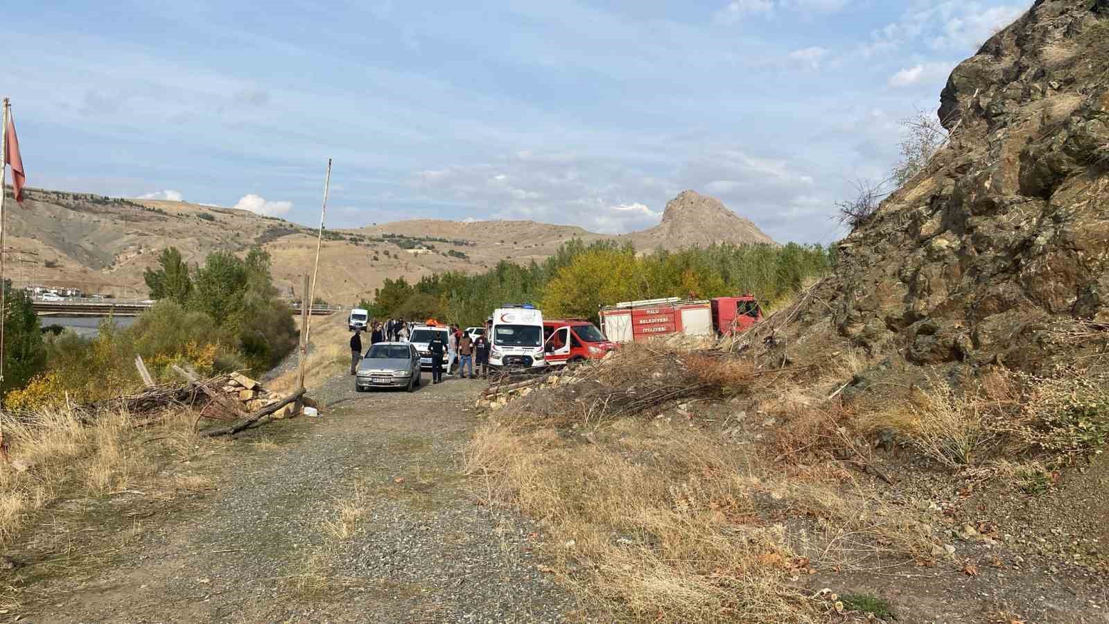elazigda korku dolu anlar 4 kisilik aile nehir ortasinda birbirine sarilarak hayatta kaldi 3