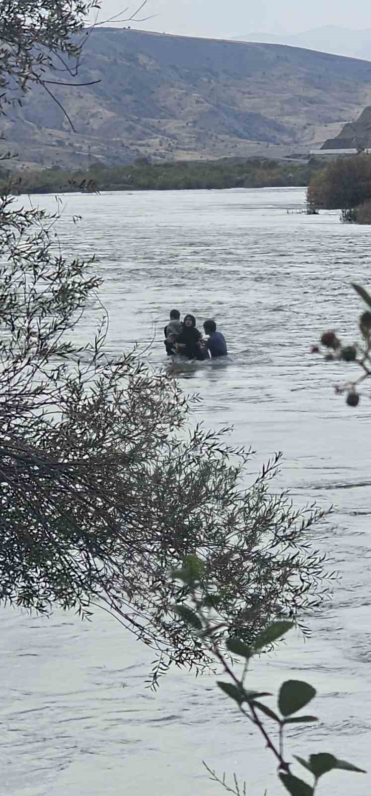 elazigda korku dolu anlar 4 kisilik aile nehir ortasinda birbirine sarilarak hayatta kaldi 7 WcSNqgKt