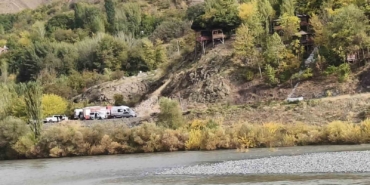 elazigda-korku-dolu-anlar-4-kisilik-aile-nehir-ortasinda-birbirine-sarilarak-hayatta-kaldi-IWXEcRxD.jpg