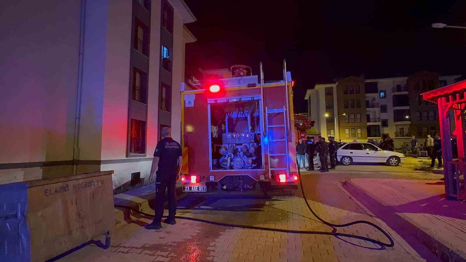 elazigda korkutan yangin 1i hamile 4 kisi dumandan etkilendi 1 YAwclBMK