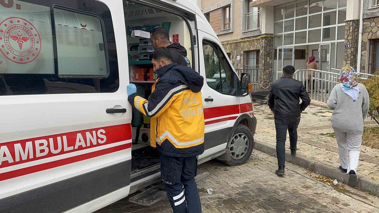 elazigda korkutan yangin 9 kisi dumandan etkilendi 3 cav94qfk
