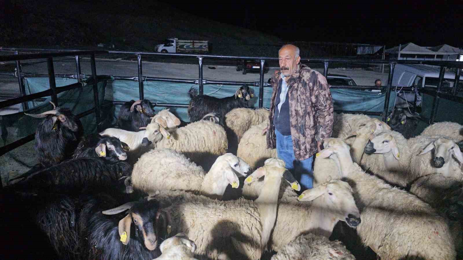 elazigda kurban pazarinda uykusuz mesai geceyi hayvanlarinin basinda geciriyorlar 0 XKUELdpM