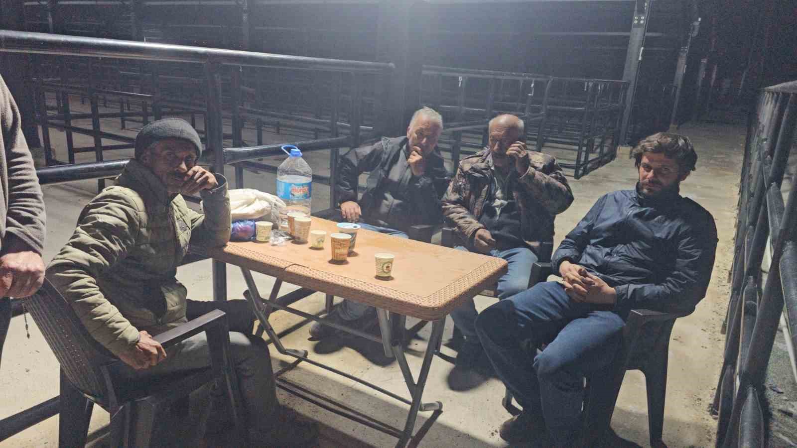 elazigda kurban pazarinda uykusuz mesai geceyi hayvanlarinin basinda geciriyorlar 1