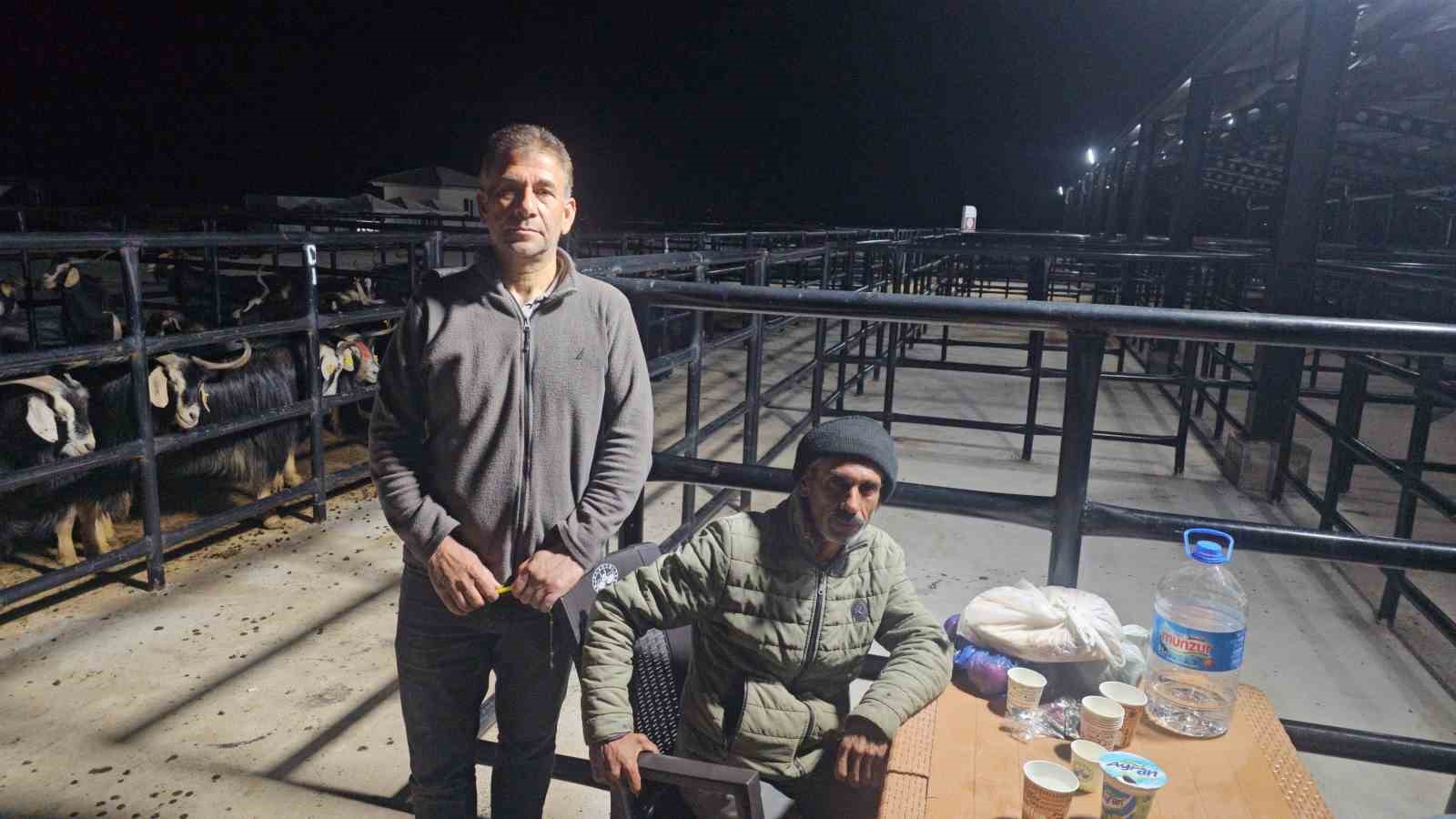 elazigda kurban pazarinda uykusuz mesai geceyi hayvanlarinin basinda geciriyorlar 2 yp4AGsvB