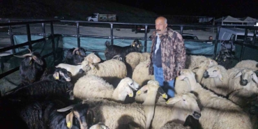 elazigda-kurban-pazarinda-uykusuz-mesai-geceyi-hayvanlarinin-basinda-geciriyorlar-SmbEXLv6.jpg