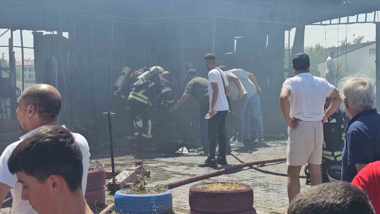 Elazığ’da lastikçide çıkan yangında 4 kişi dumandan etkilendi 4 elazigda lastikcide cikan yanginda 4 kisi dumandan etkilendi 0 RnDFgWPQ