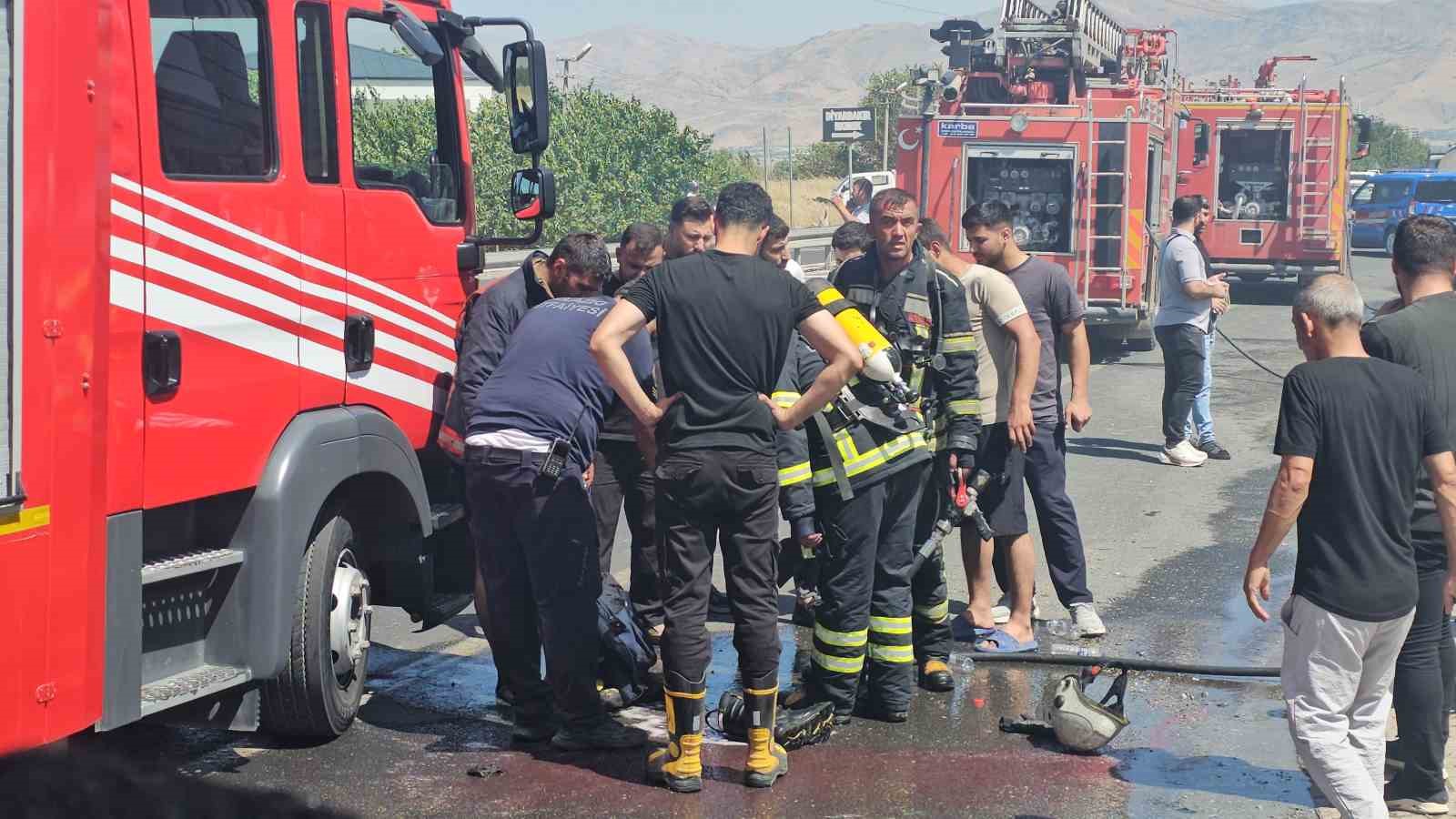 Elazığ’da lastikçide çıkan yangında 4 kişi dumandan etkilendi 5 elazigda lastikcide cikan yanginda 4 kisi dumandan etkilendi 1 bac4Lhz8