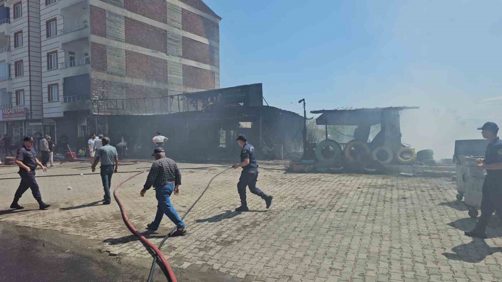 Elazığ’da lastikçide çıkan yangında 4 kişi dumandan etkilendi 6 elazigda lastikcide cikan yanginda 4 kisi dumandan etkilendi 2