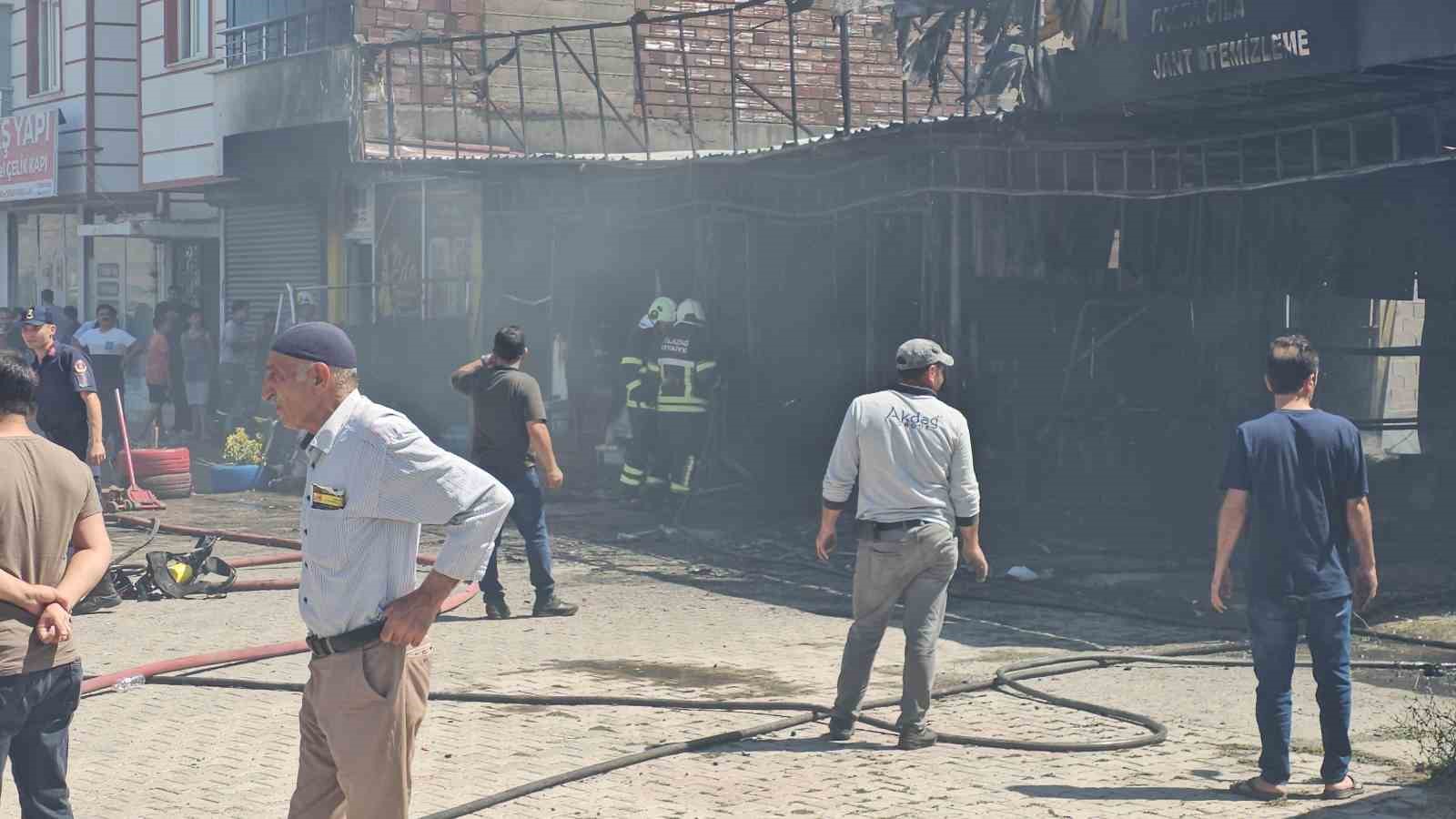 Elazığ’da lastikçide çıkan yangında 4 kişi dumandan etkilendi 7 elazigda lastikcide cikan yanginda 4 kisi dumandan etkilendi 3 65FRa6KK