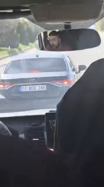 elazigda maganda dehseti otomobiliyle yolcu minibusunu sikistirdi 0 94mmbR4K