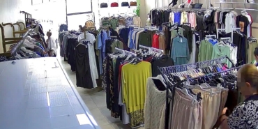 elazigda-magazadan-hirsizlik-ani-kamerada-C9AF8mjx.jpg