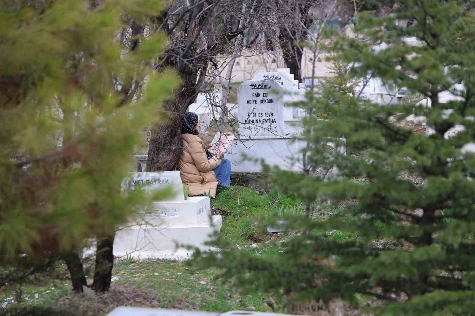 elazigda mezarliklarda ziyaretci yogunlugu 6 is2IG9Lw