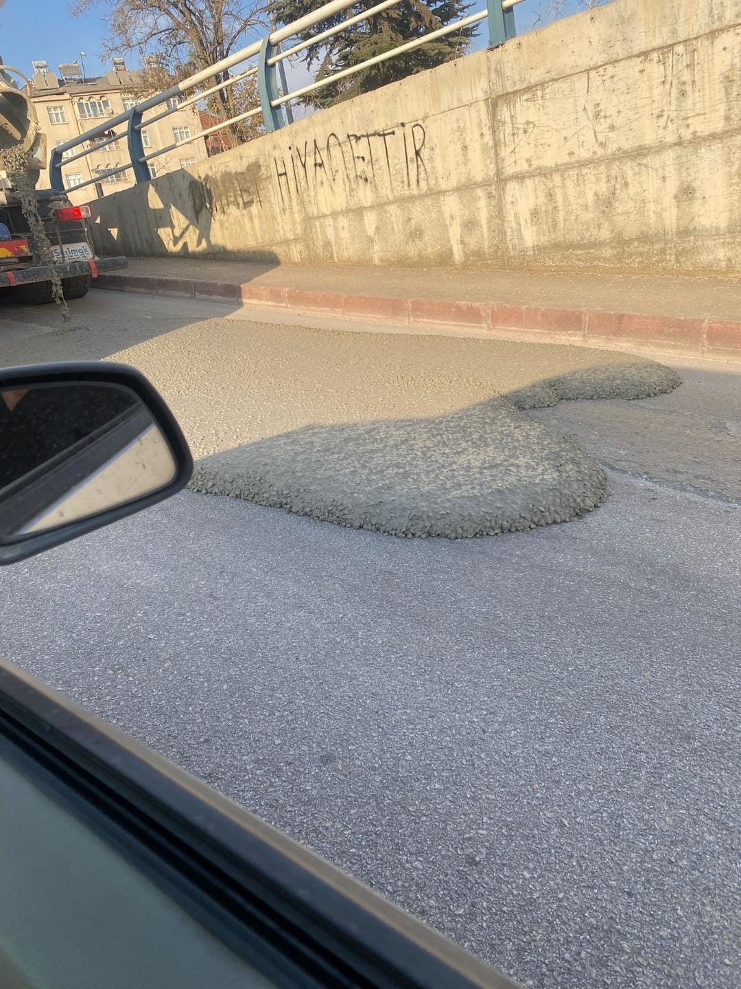elazigda mikserden tasan beton asfalt yola dokuldu 0 5e1yVmbQ