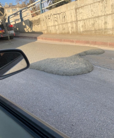 elazigda-mikserden-tasan-beton-asfalt-yola-dokuldu-SXNmqeEO.jpg
