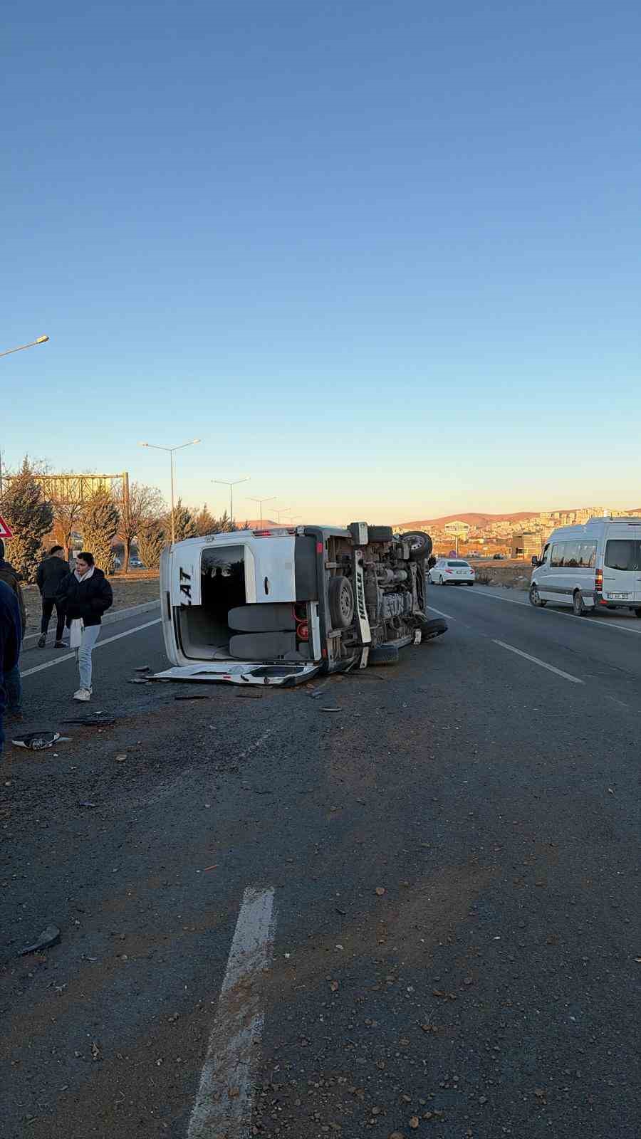 elazigda minibus ile cip carpisti 2 yarali 1 9gRfvlAw