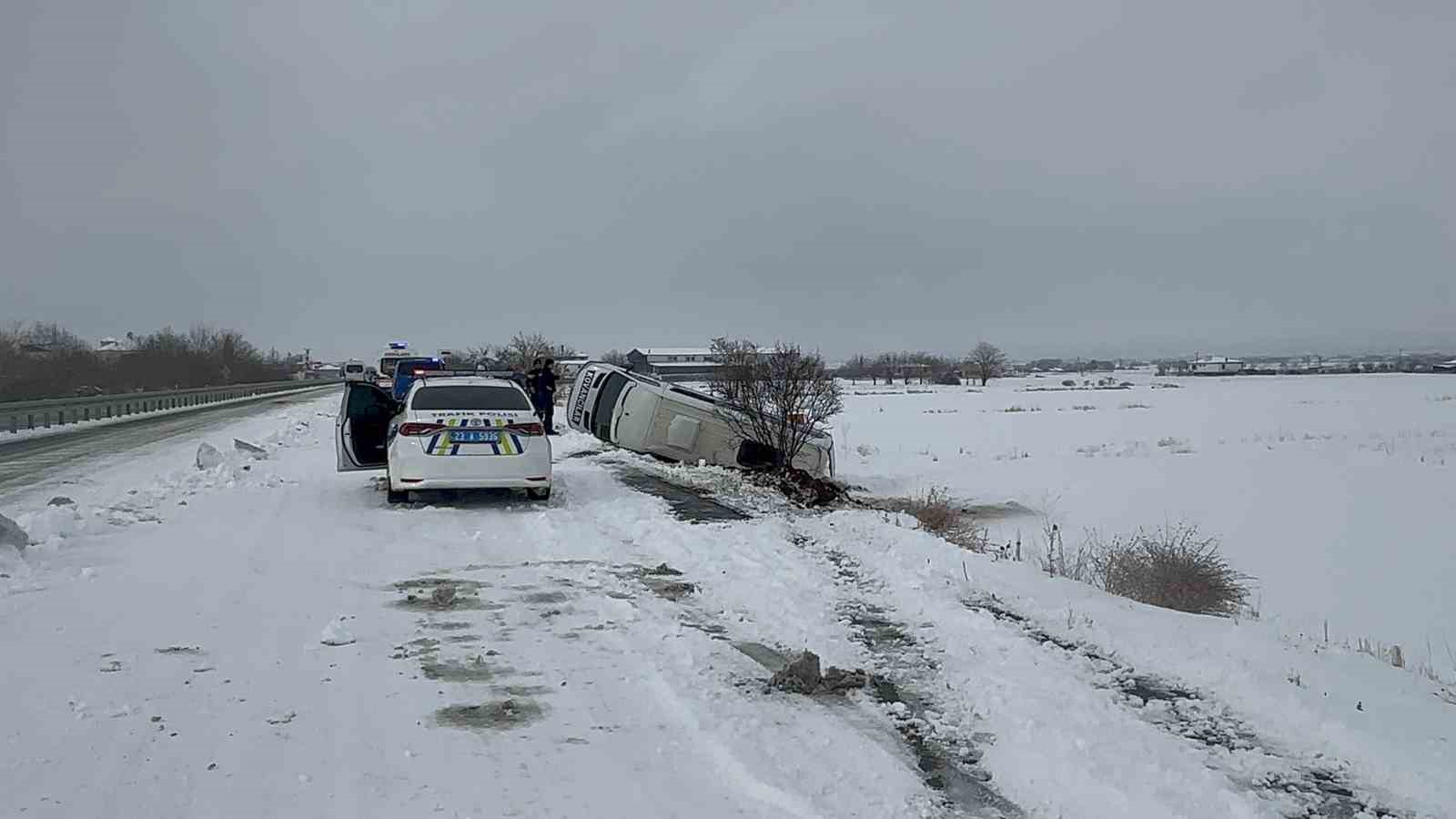 elazigda minibus sarampole devrildi 9 yarali 1 Msmfk2WJ