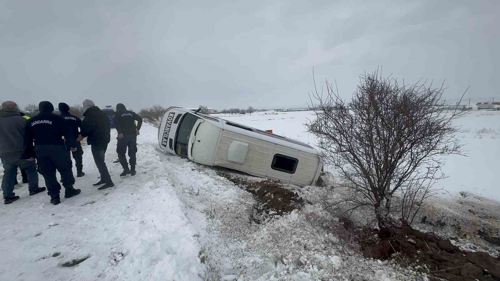elazigda minibus sarampole devrildi 9 yarali 2 Qj7DcOAR