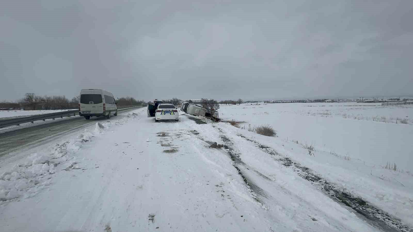 elazigda minibus sarampole devrildi 9 yarali 3