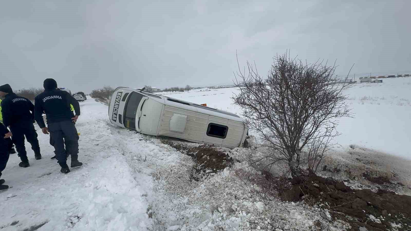 elazigda minibus sarampole devrildi 9 yarali 4 m3cfsAUq