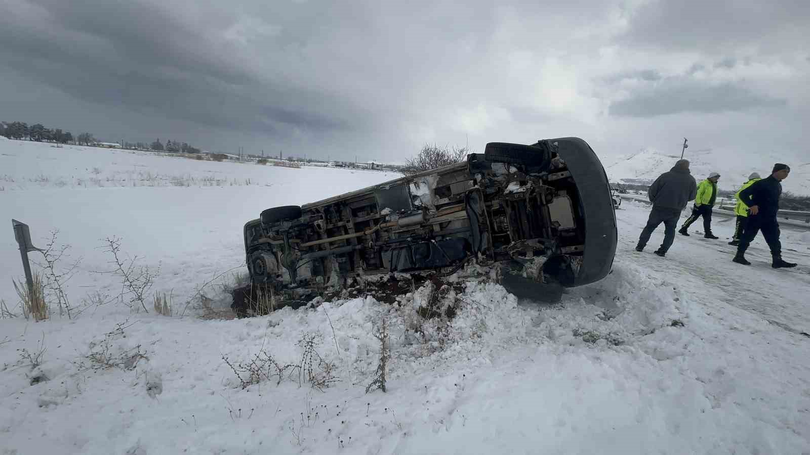 elazigda minibus sarampole devrildi 9 yarali 7 cNtLTQBF