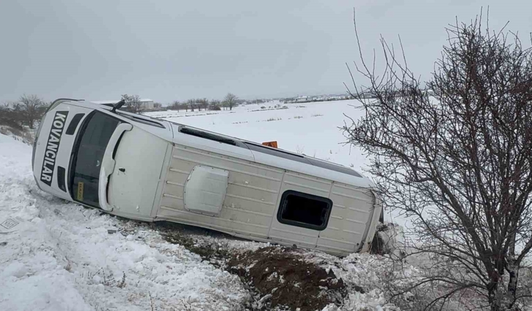 elazigda-minibus-sarampole-devrildi-9-yarali-i6wvX8eQ.jpg