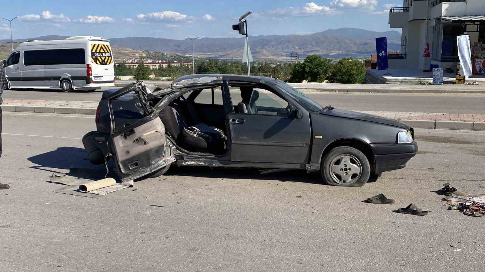Elazığ’da otomobil, aydınlatma direğine çarptı: 1’i ağır 3 yaralı 4 elazigda otomobil aydinlatma diregine carpti 1i agir 3 yarali 0 DCgHO4Kg