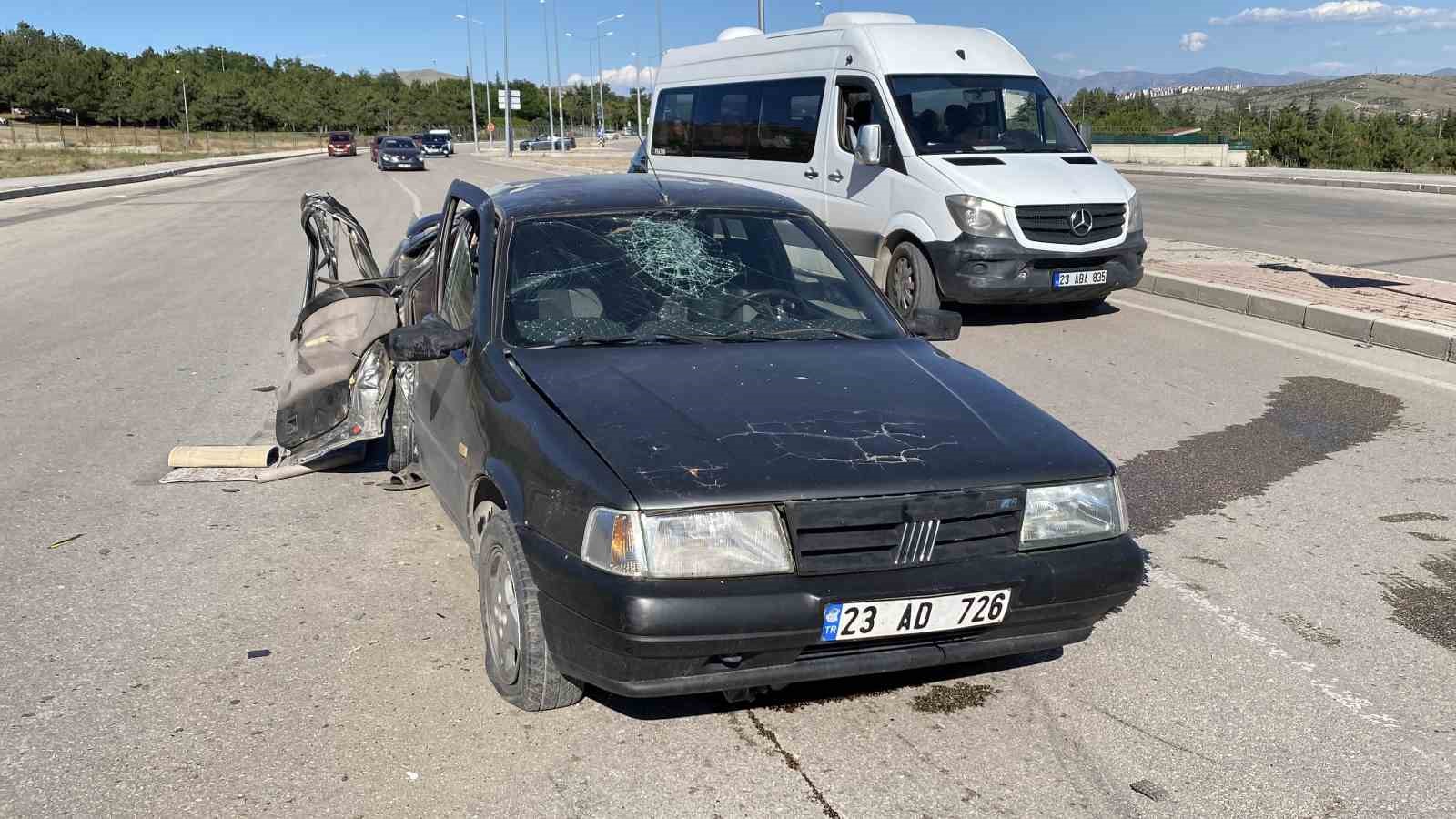 Elazığ’da otomobil, aydınlatma direğine çarptı: 1’i ağır 3 yaralı 5 elazigda otomobil aydinlatma diregine carpti 1i agir 3 yarali 1 i5KIjmeh