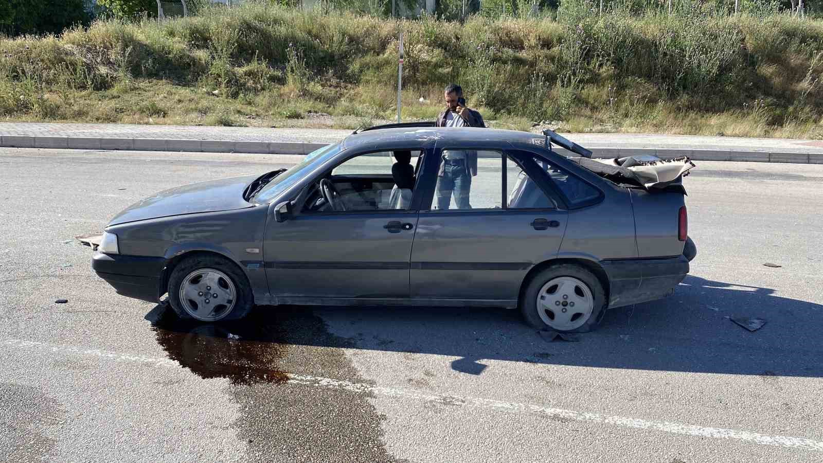 Elazığ’da otomobil, aydınlatma direğine çarptı: 1’i ağır 3 yaralı 6 elazigda otomobil aydinlatma diregine carpti 1i agir 3 yarali 2