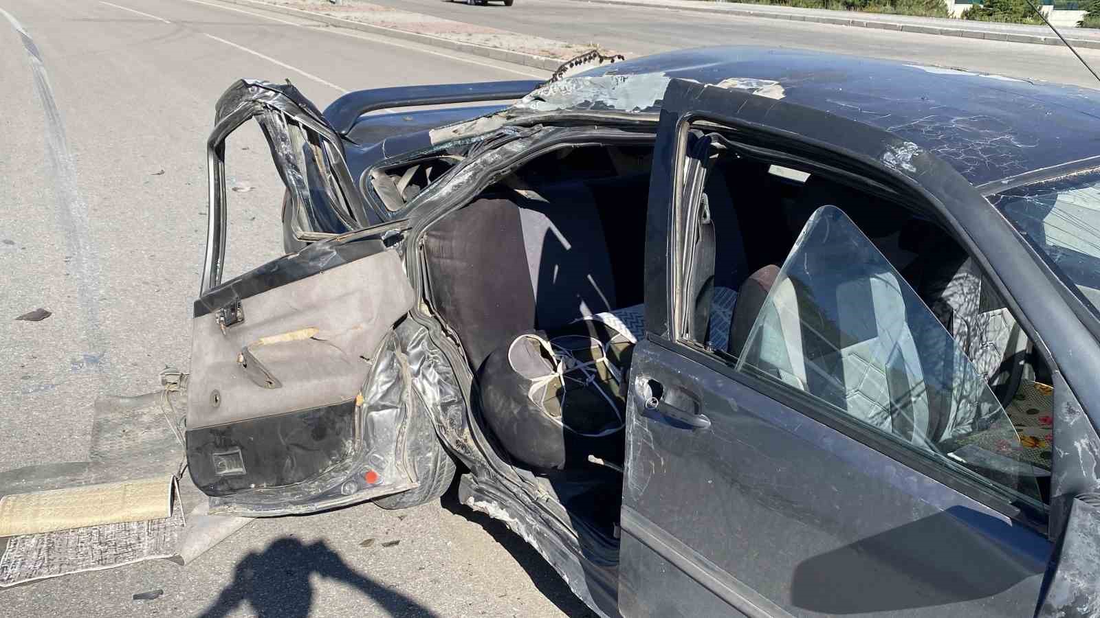 Elazığ’da otomobil, aydınlatma direğine çarptı: 1’i ağır 3 yaralı 7 elazigda otomobil aydinlatma diregine carpti 1i agir 3 yarali 3 W2M5bIYh