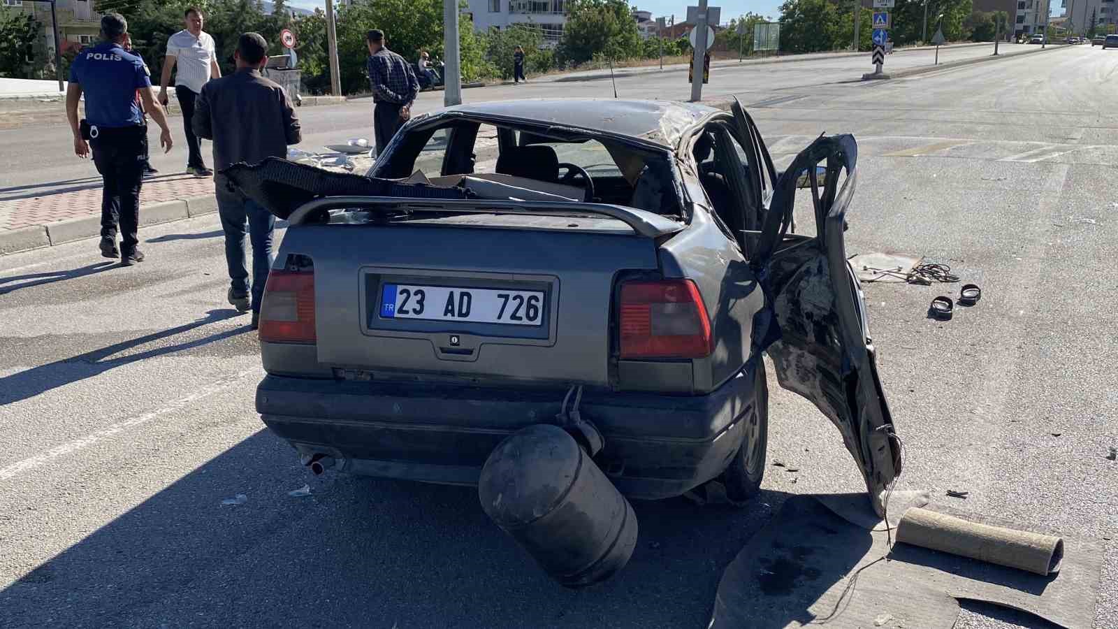 Elazığ’da otomobil, aydınlatma direğine çarptı: 1’i ağır 3 yaralı 8 elazigda otomobil aydinlatma diregine carpti 1i agir 3 yarali 4 RKNeeMas