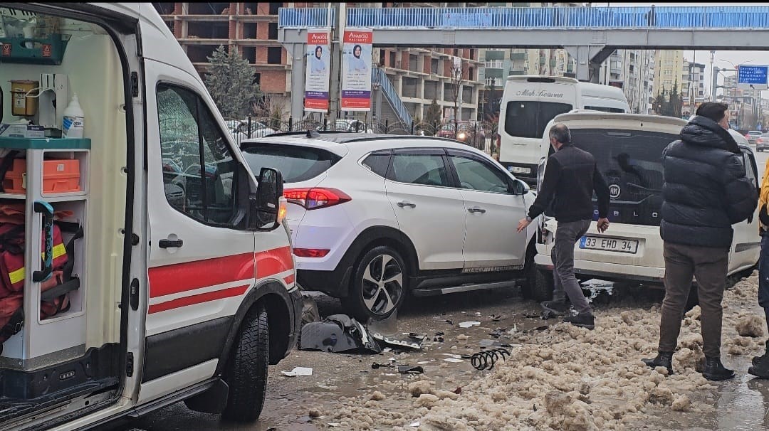 elazigda otomobil ile taksi carpisti 1 yarali 0 dd2lOLXb