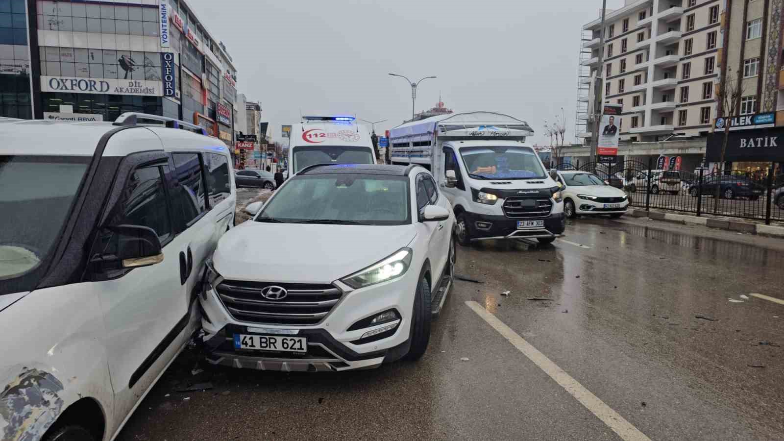 elazigda otomobil ile taksi carpisti 1 yarali 1
