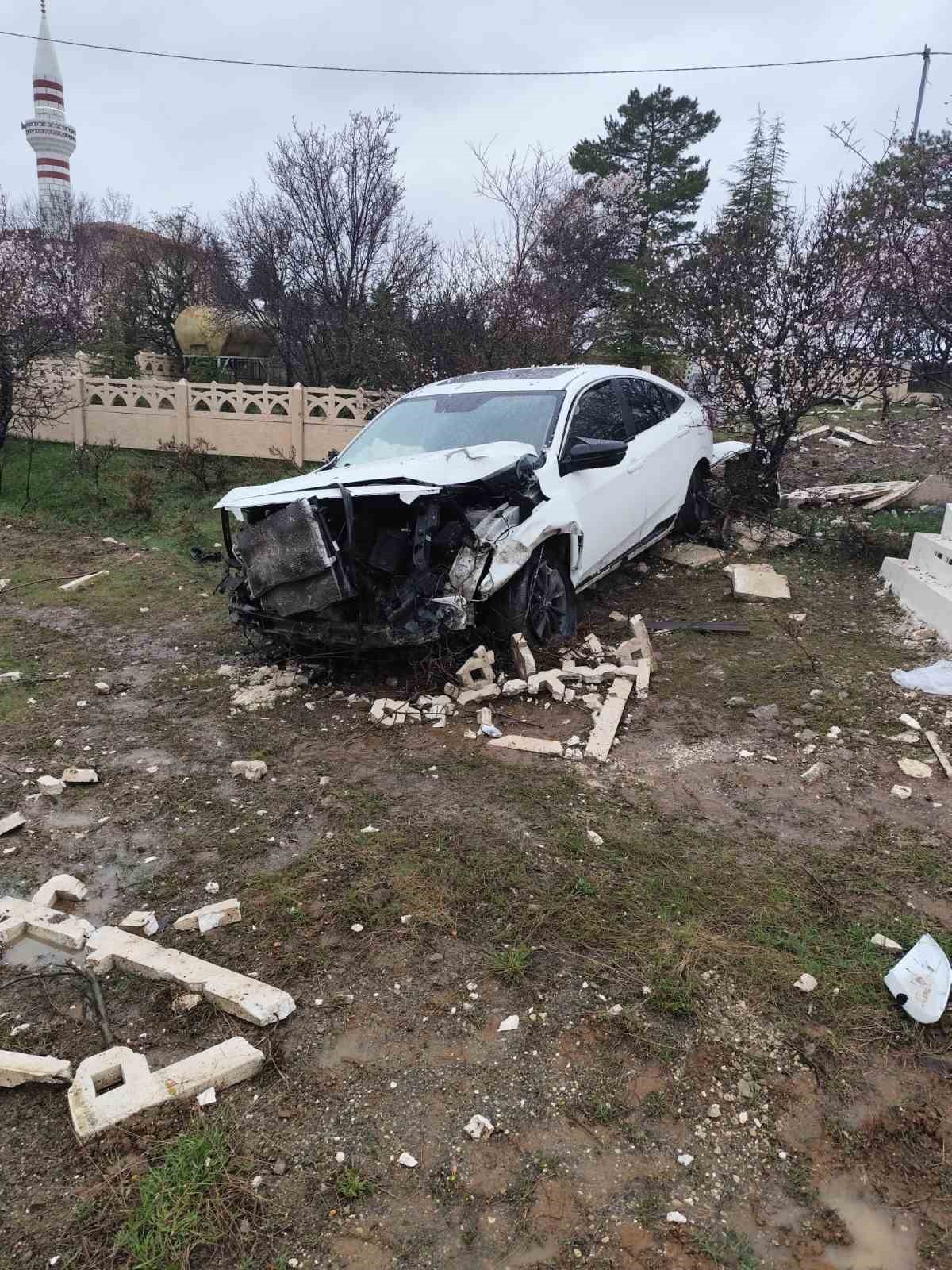 elazigda otomobil mezarliga girdi 2 yarali 0 GLOVt2i4