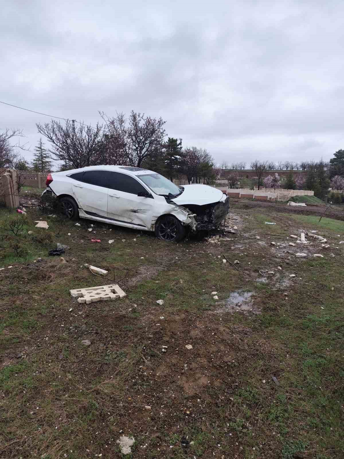 elazigda otomobil mezarliga girdi 2 yarali 1 Pu8WLslE