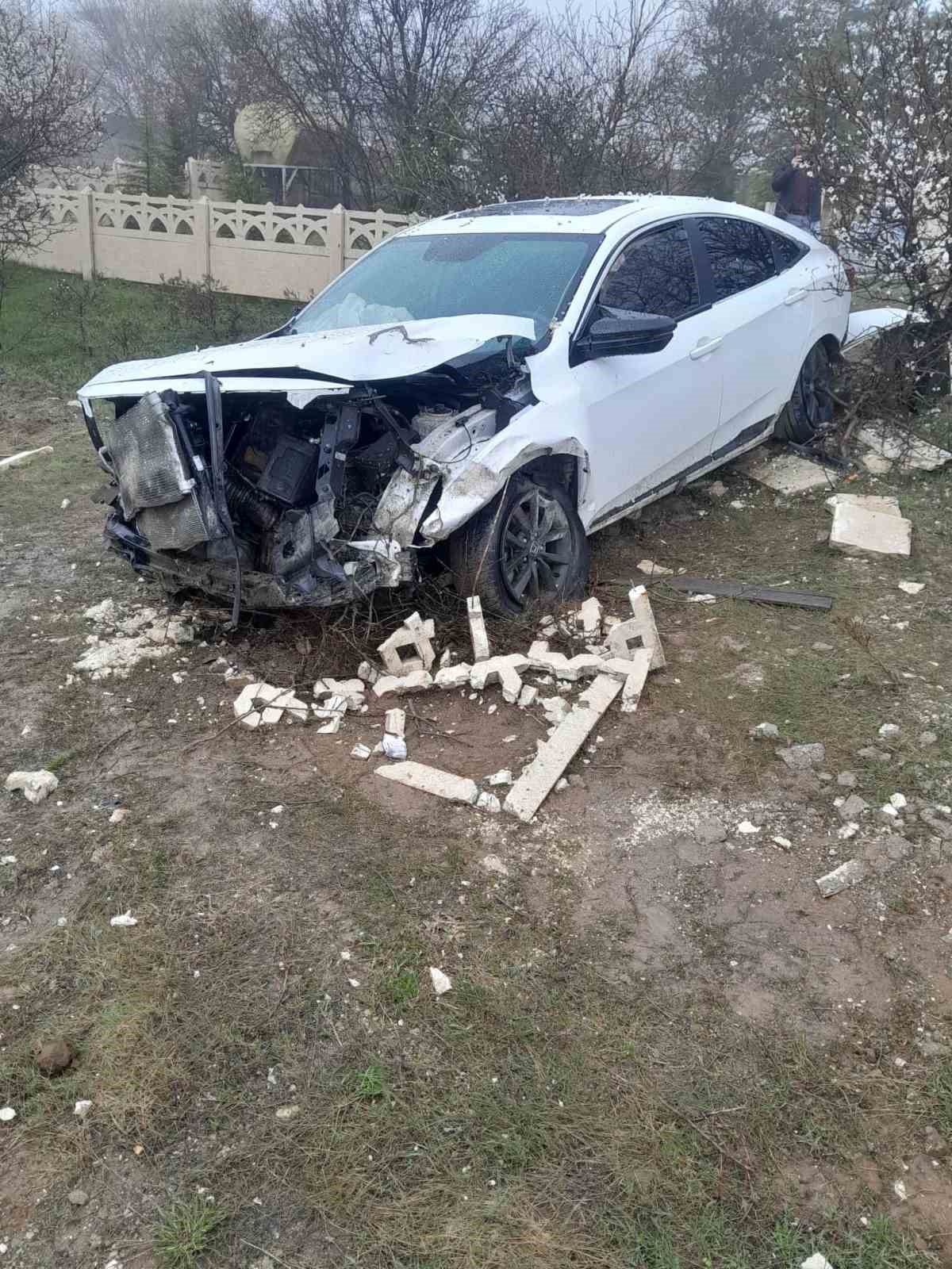 elazigda otomobil mezarliga girdi 2 yarali 2 WsJFVRj4