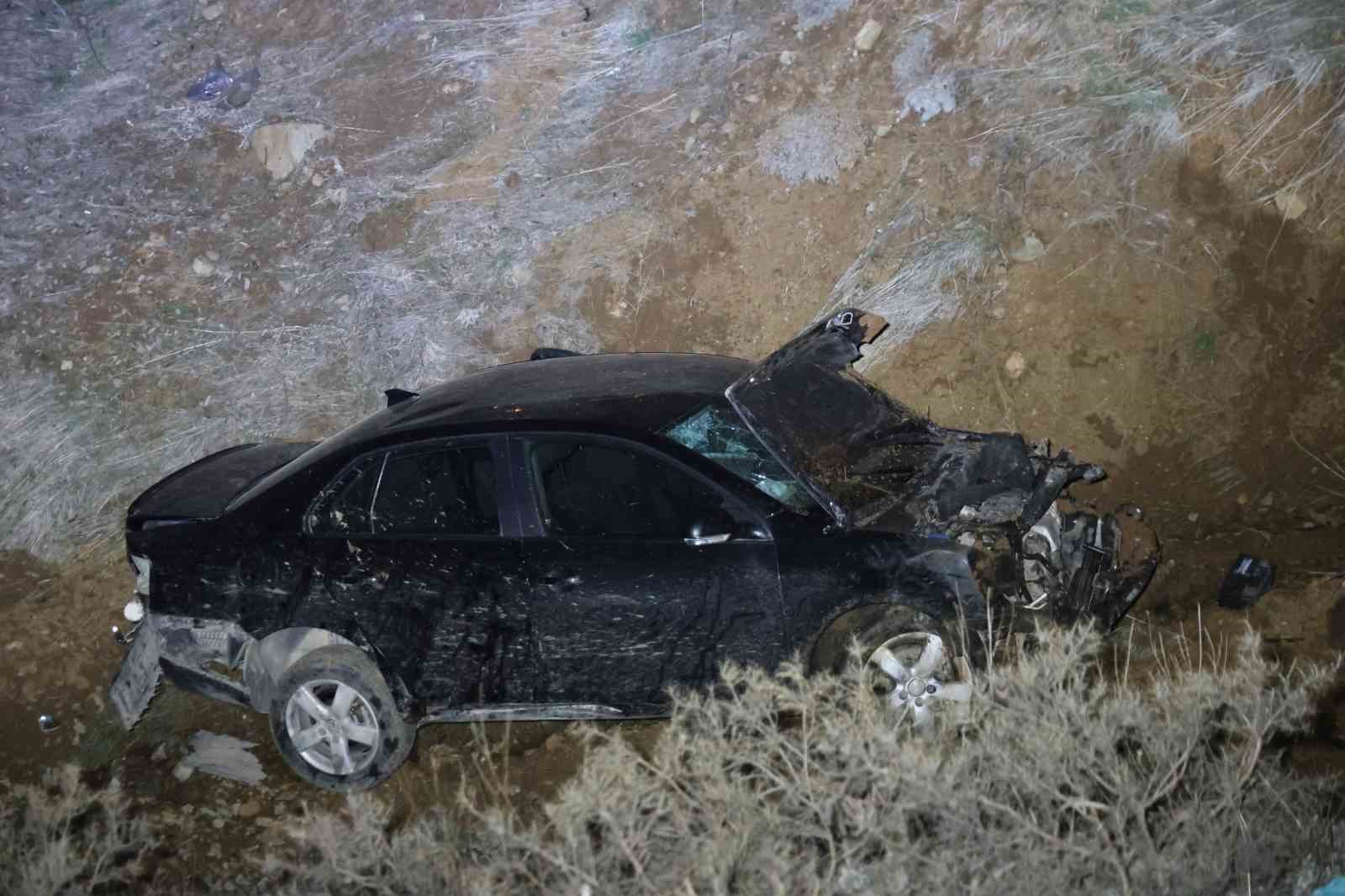 elazigda otomobil sarampole uctu 2si agir 5 yarali 0 LDmOmwc2