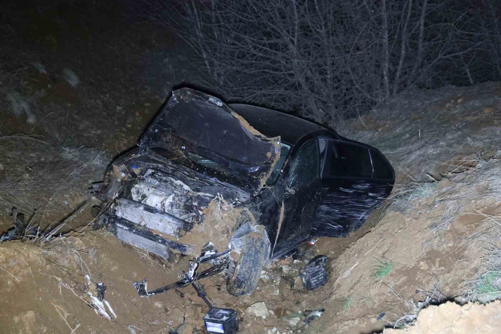 elazigda otomobil sarampole uctu 2si agir 5 yarali 1 g179M7dw