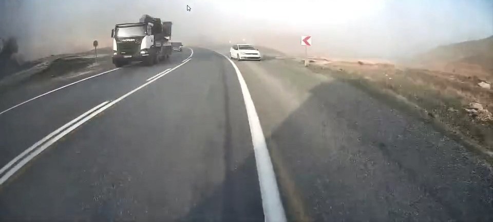 elazigda otomobilin hatali sollamasi kazaya davetiye cikardi 0 mwAbrJdw
