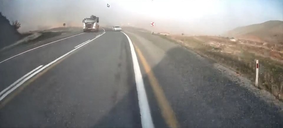 elazigda otomobilin hatali sollamasi kazaya davetiye cikardi 1 MQNNNFbB